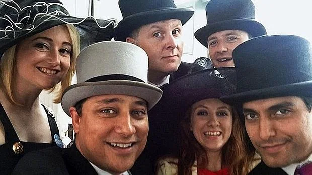 Michael Clark, a la izquierda con sombrero gris, durante una fiesta de las juventudes conservadoras británicas