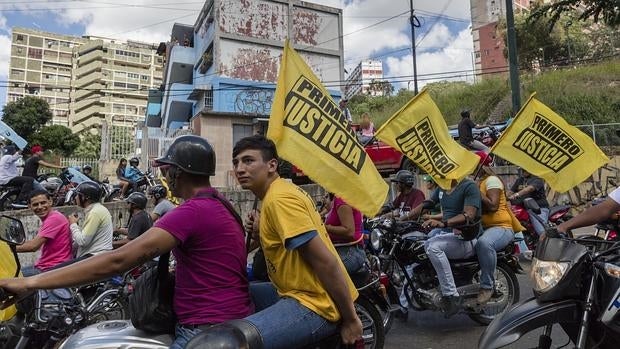 Grupo de miliatantes de la Mesa de la Unidad haciendo campaña en el barrio de la Morán en Catía. Bastión Chavista