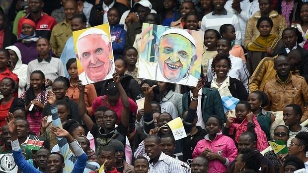 Vista del recibimiento al papa Francisco a su llegada a un encuentro con la juventud en el estadio Kasarani de Kenia