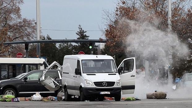 Miembros de las fuerzas especiales de la policía búlgara efectúan una explosión controlada en parte del contenido de una camioneta en la Terminal 1 del aeropuerto internacional de Sofía