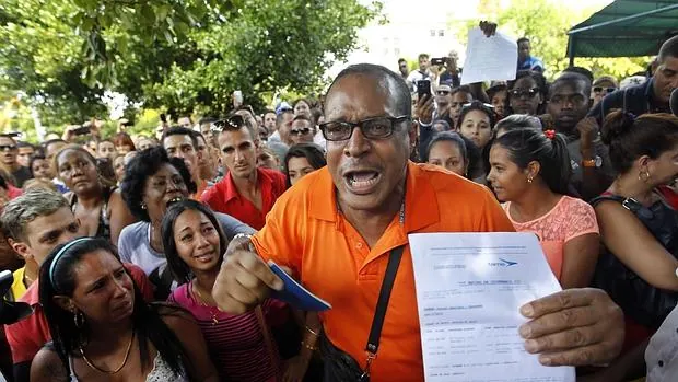 Un grupo de cubanos protestan junto a la embajada de Ecuador en La Habana, contra la decisión de ese país de exigir visado