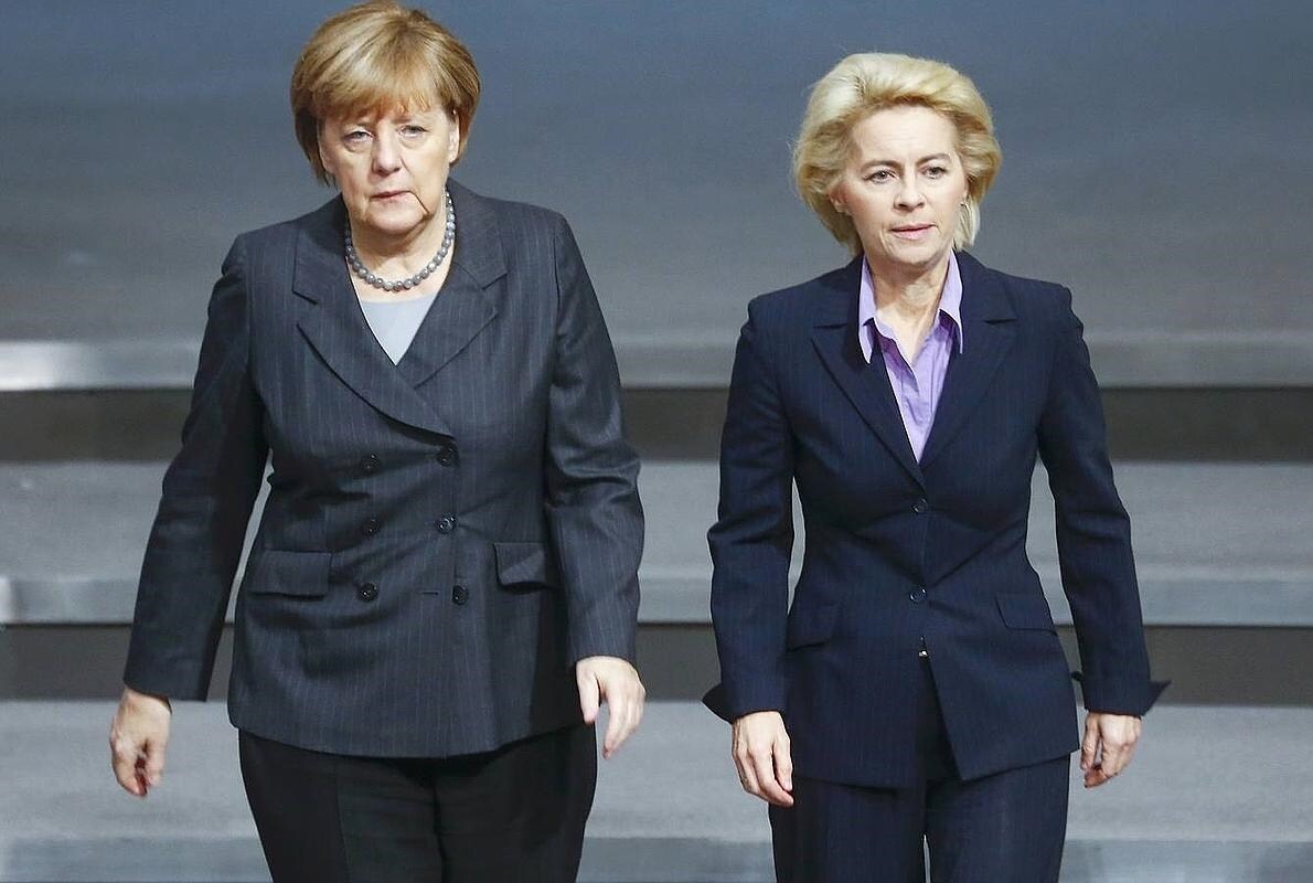 La canciller alemana, Angela Merkel, junto a la ministra de Defensa, Ursula von der Leyen
