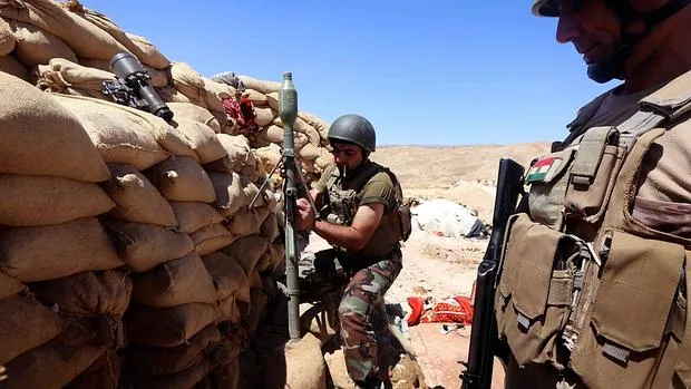 Guerreros peshmerga kurdos arman un puesto de artillería en el frente iraquí contra Estado islámico, al oeste de Mosul