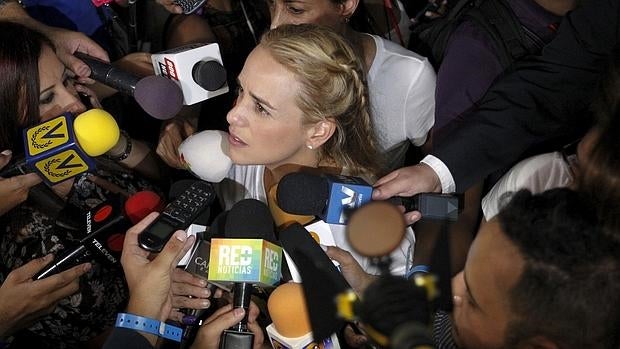 Lilian Tintori atiende a los medios tras la histórica victoria d ela oposición en Venezuela