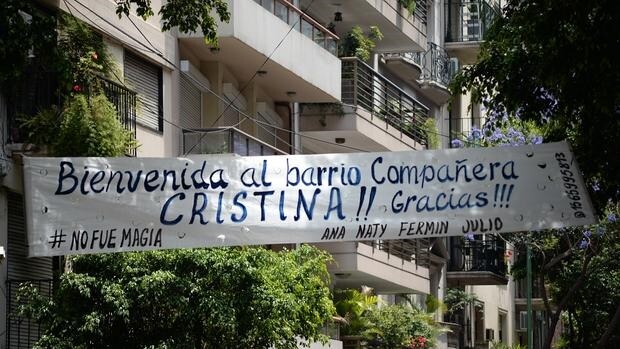 Cartel en el barrio de Buenos Aires donde se mudará Kirchner cuando deje el poder