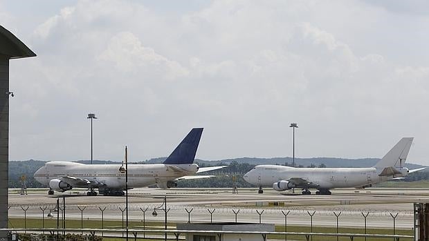 Dos de los tres aviones abandonados en el aeropuerto de Kuala Lumpur