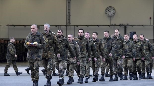 Soldados alemanes se preparan para partir a Turquía desde la base militar de Jagel, para reforzar la lucha con Daesh