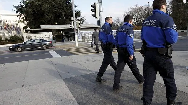 Varios agentes de los cuerpos de seguridad de la ONU hace guardia ante la sede europea de las Naciones Unidas en Ginebra