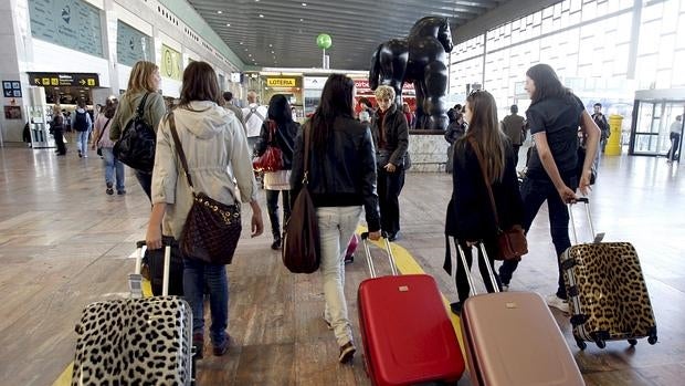 Un grupo de jóvenes en el aeropuerto barcelonés de El Prat.