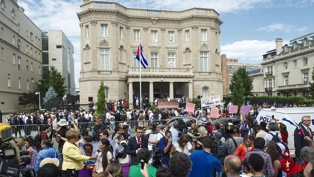 Izado de la bandera en la Embajada de Cuba en Washington, el pasado 20 de julio