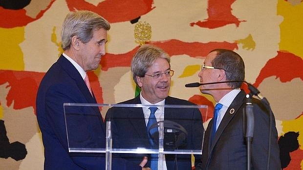 El ministro de Exteriores italiano,Paolo Gentiloni (centro), el secertario de Estado de EE.UU., John Kerry (izda.) y el enviado especial de la ONU para LIbia, Martin Koble, ayer en Roma