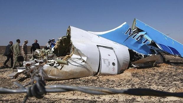Restos del fuselaje del avión siniestrado en el Sinaí