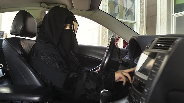 Una saudí transgresora de las normas conduce su vehículo