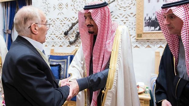 El rey Salman bin Abdelaziz saluda a un miembro de la oposición siria en Riad el 10 de diciembre