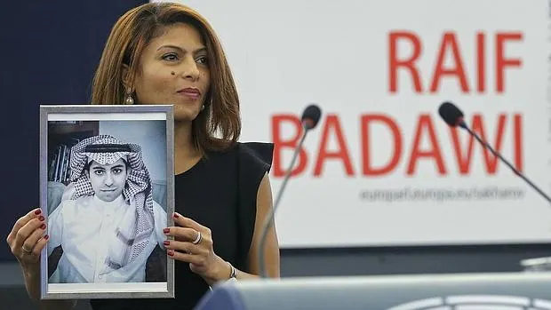 La esposa del bloguero saudí Raif Badawi sostiene una fotografía de su marido