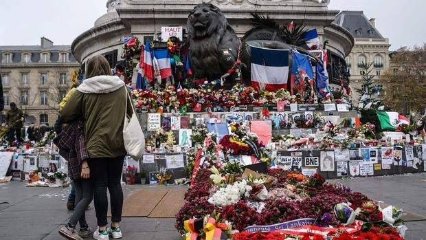 La Plaza de la República de París, un mes después de los atentados