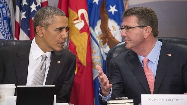 Barack Obama junto al secretario de Defensa, Ashton Carter