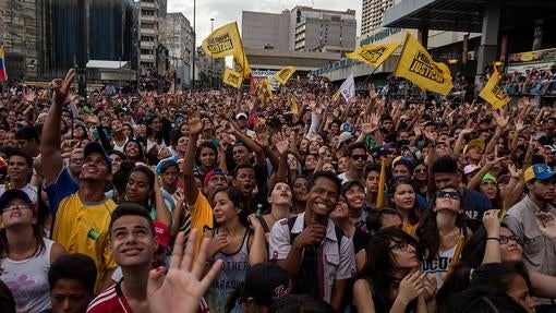 Venezolanos durante las elecciones parlamentarias