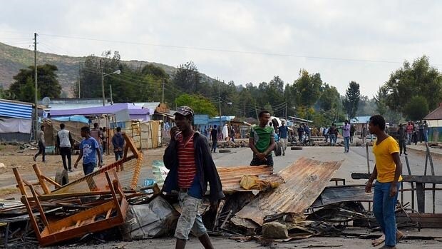 Miembros de la etnia Oromo bloquean una carretera en Etiopía