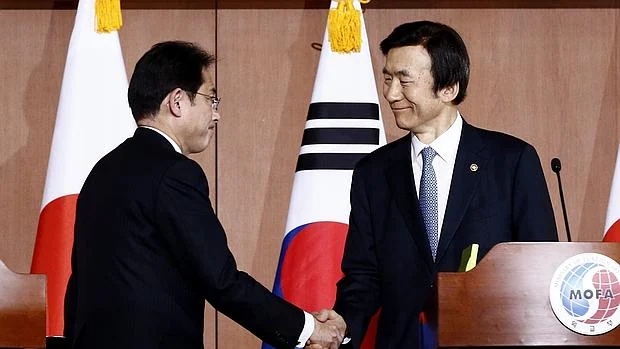El ministro nipón de Exteriores, Fumio Kishida (i), y su homólogo surcoreano, Yun Byung-Se , estrechan la mano durante una rueda de prensa este lunes en Seúl