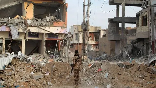 Un soldado iraquí en uno de los barrios de Ramadi