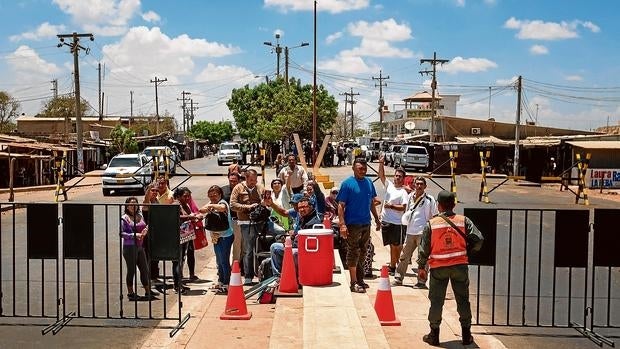 Un grupo de venezolanos aguarda autorización para poder cruzar la aduana entre Venezuela y Colombia