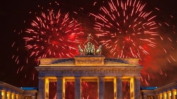 Fuegos artficiales en la Puerta de Brandenburgo, en Berlín