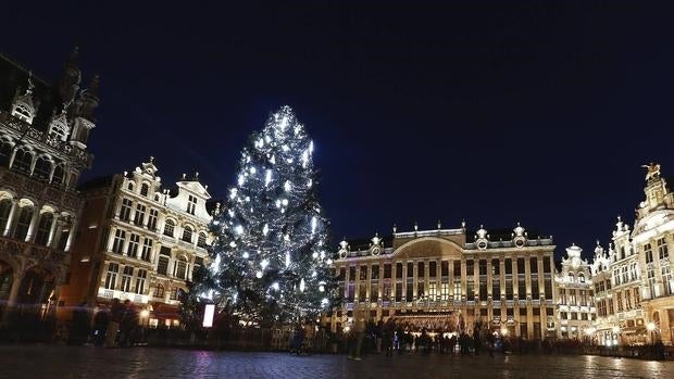 Vista del árbol de Navidad instalado en la Grand Place de Bruselas