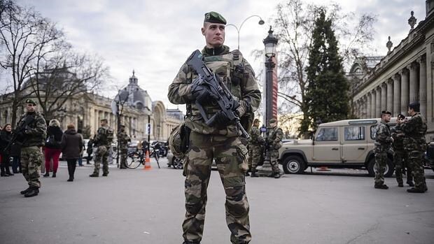 Soldados franceses que patrullan la Avenida de los Campos Elíseos en París