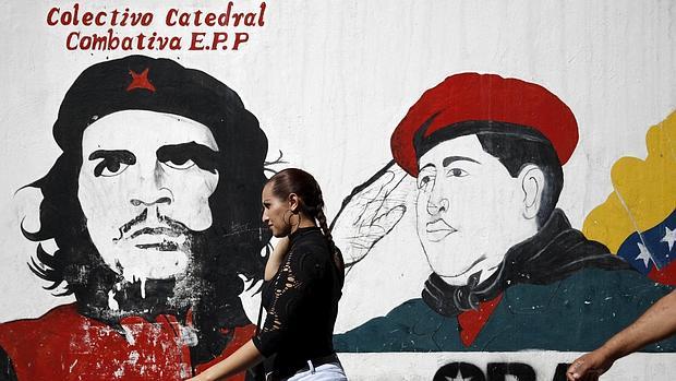 Pintada del Che Guevara y Chávez en una calle de Caracas