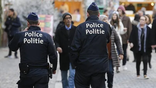Dos policías patrullan por un mercadillo navideño en Bruselas
