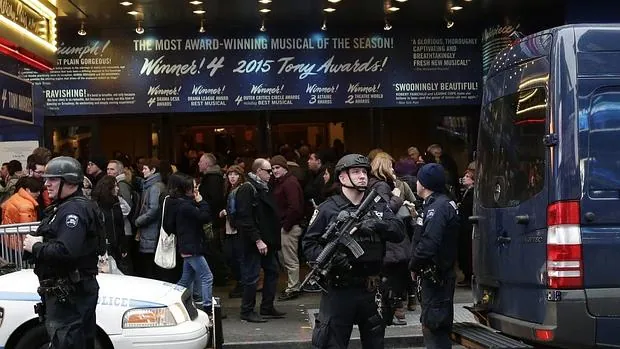 Integrantes del equipo Hércules de la Policía de Nueva York patrullan por Times Square