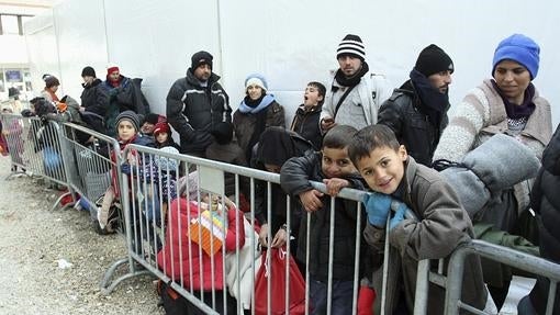 Refugiados de Siria, Irak y Afganistán en un campamento serbio el 17/12/2015