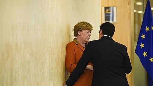 Merkel y Tsipras mantienen una conversación en Bruselas