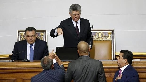 Ramos Allup, nuevo presidente de la Asamblea Nacional, habla con diputados del PSUV