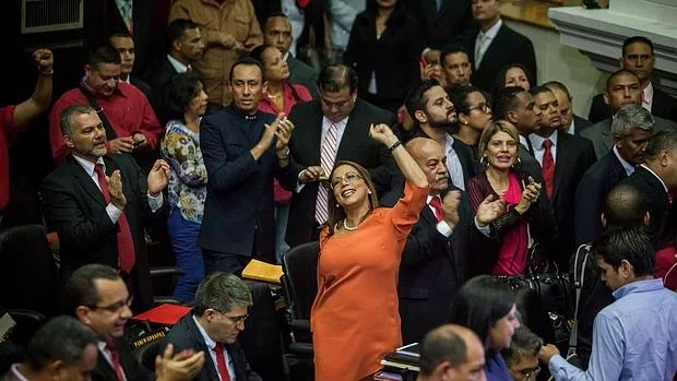 La diputada del Partido Socialista Unido de Venezuela Tania Diaz (c) y sus compañeros de bancada gritan arengas durante la instalación de la Asamblea Nacional de Venezuela