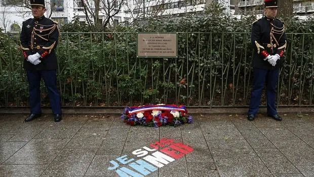 Una placa en honor a Ahmed Merabet, un policía francés asesinado en el ataque terrorista al semanario satírico francés Charlie Hebdo, fue presentada ayer en París (Francia)