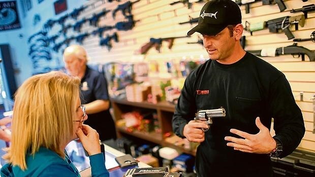 Un vendedor de armas presenta su género a una clienta en Delray Beach (Florida)