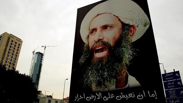 Un retrato del clérigo musulmán chií Nimr al- Nimr colgando en un poste de electricidad en Beirut,