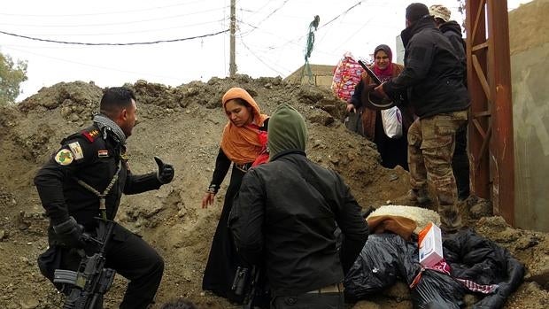 Fuerzas iraquíes evacúan a unas mujeres de una zona de enfrentamientos con el Estado Islámico el pasado 5 de enero