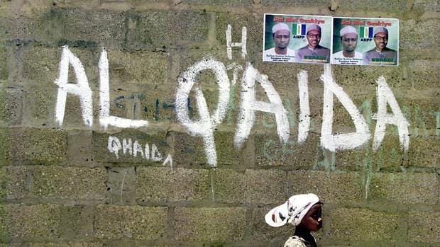 Una mujer pasa junto a una pintada favorable a Al Qaida en la ciudad nigeriana de Kano