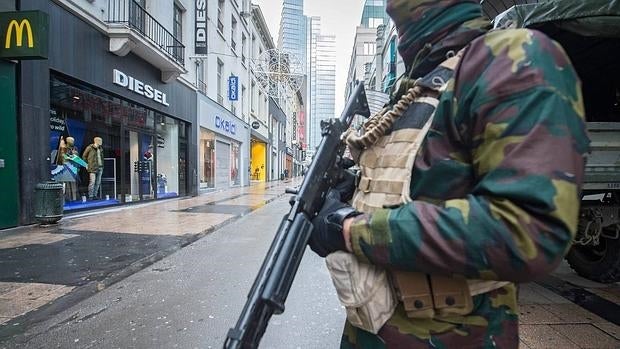 Un militar vigila la Rue Neuve de Bruselas