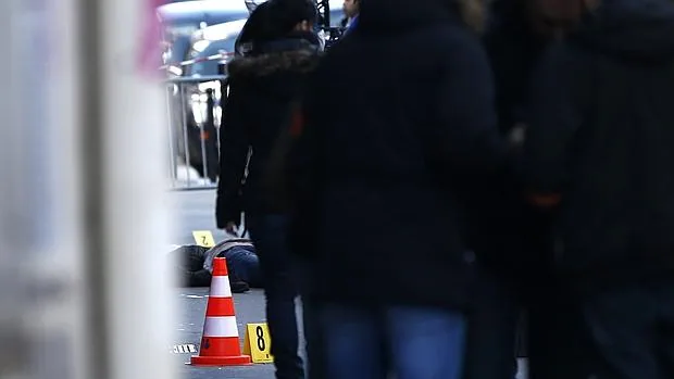 El cadáver del atacante yace en el suelo tras ser abatido por la policía ante una comisaría de París