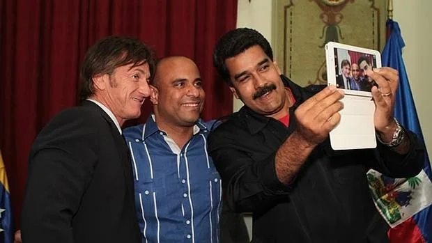 Sean Penn con el primer ministro haitiano Laurent Lamothe y Nicolás Maduro, en 2014