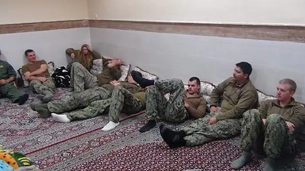 Imagen de los marines, retenidos durante varias horas por Irán