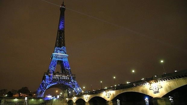 Las nuevas lámparas led iluminan la Torre Eiffel