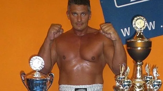 Ivan Jarcevic posa con sus trofeos de kickboxer
