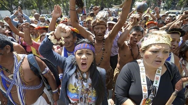 Venezolanos nativos de Amazonas protestan junto a la Fiscalía contra la impugnación de sus tres diputados, este miércoles en Caracas