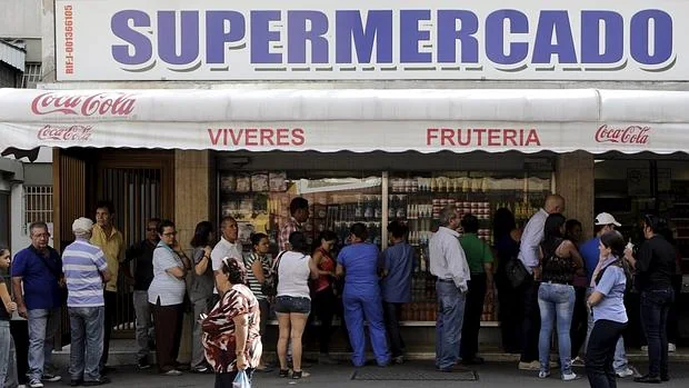 Cola en un supermercado de Venezuela el día del anuncio del decreto del estado de emergencia