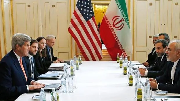 El secretario de Estado de EE.UU., John Kerry (i) , y el ministro de Exteriores iraní, Javad Zarif (d), este sábado en Viena